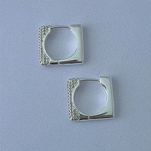 Argola quadrada meio lisa meio cravejada G em banho de prata silver