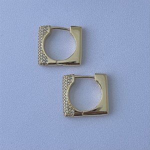 Argola quadrada meio lisa meio cravejada G em banho de ouro 18k