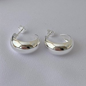 Argola abaloada lisa em banho de prata silver