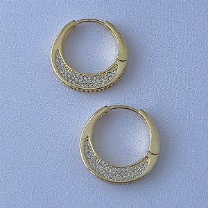 Argola oval cravejada em banho de ouro 18k