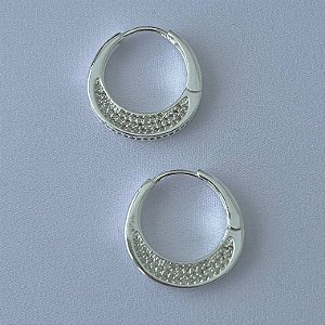Argola oval cravejada em banho de prata silver
