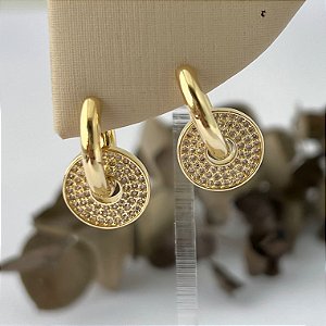 Argola lisa tradicional com pingente circulo cravejado em banho de ouro 18k