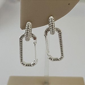 Argola cravejada com pingente retangular em banho de prata silver