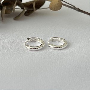 Brinco argola lisa tradicional em banho de prata silver