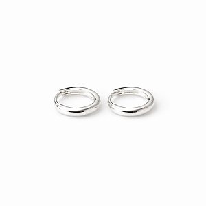 Brinco argola lisa tradicional em banho de prata silver