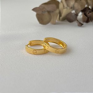 Brinco argola inspiração cartier G em banho de ouro 18k