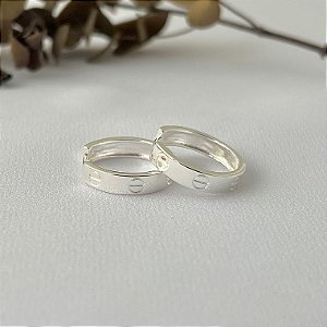 Brinco argola inspiração cartier G em banho de prata silver