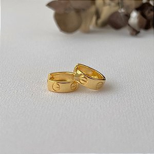 Brinco argola inspiração cartier M em banho de ouro 18k