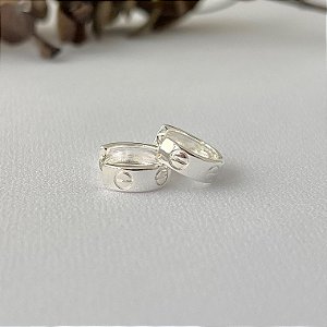 Brinco argola inspiração cartier M em banho de prata silver