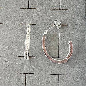 Argola formato gancho em banho de prata silver