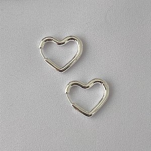 Brinco argola coração em banho de prata silver