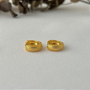 Argola texturizada P em banho de ouro 18k