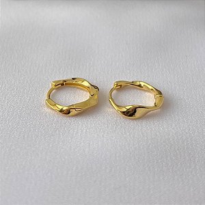 Argola lisa ondulada em banho de ouro 18k