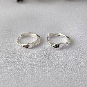 Argola lisa ondulada em banho de prata silver