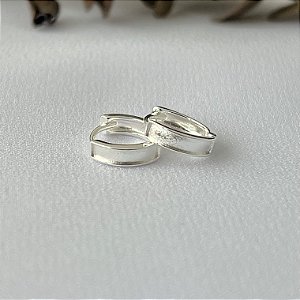 Argola lisa meio vazado em banho de prata silver