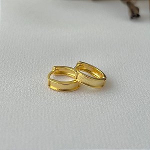 Argola lisa vazada meio em banho de ouro 18k