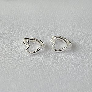 Argola coração vazado meio em banho de prata silver