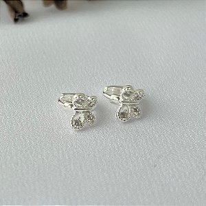 Argola borboleta cravejada em banho de prata silver