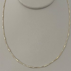Corrente com mini palitos em banho de ouro 18k