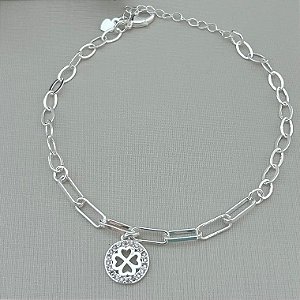 Pulseira elos com circulo cravejado de trevo quatro folhas em banho de prata silver