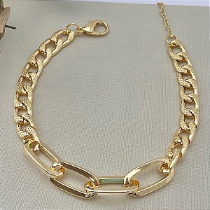 Pulseira retangular com elos fígaro texturizado em banho de ouro 18k