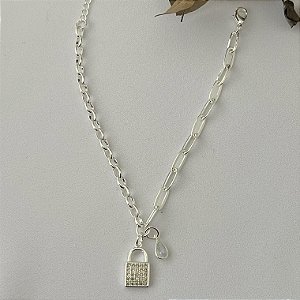 Pulseira com cadeado cravejado e ponto de luz em gota em banho de prata silver