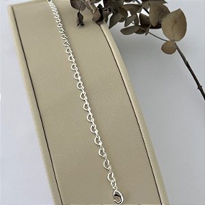 Pulseira de corações vazados em banho de prata silver