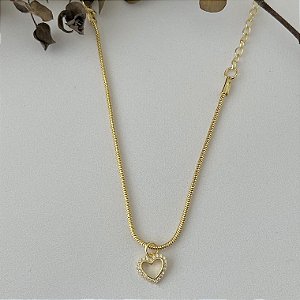 Pulseira modelo rabo de rato com pingente coração cravejado em banho de ouro 18k