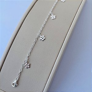 Pulseira com pingentes de flores em banho de prata silver