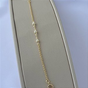 Pulseira infantil com três mini pérolas em banho de ouro 18k