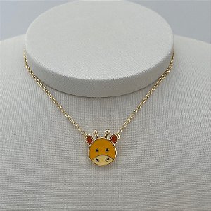 Colar com pingente de girafa amarela em banho de ouro 18k