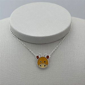 Colar com pingente de girafa amarela em banho de prata silver