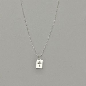 Colar com pingente em chapa com cruz cravejada em banho de prata silver