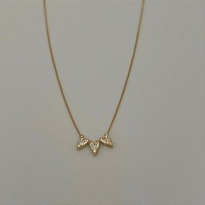 Colar pingente de três corações cravejados em banho de ouro 18k