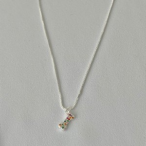 Colar com pingente de osso cravejado colorido em banho de prata silver