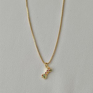 Colar com pingente de osso cravejado colorido em banho de ouro 18k