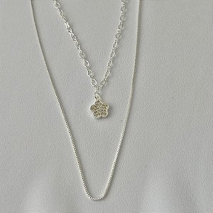 Colar duplo com pingente de flor cravejado em banho de prata silver