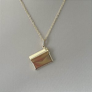 Colar relicário bolsa em banho de ouro 18k