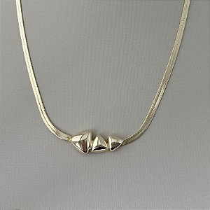 Colar fita com três triângulos lisos em banho de ouro 18k