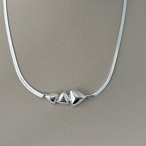 Colar fita com três triângulos lisos em banho de prata silver