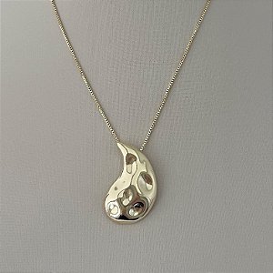 Colar formato gota texturizada em banho de ouro 18k
