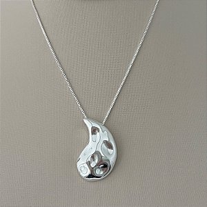 Colar formato gota texturizada em banho de prata silver