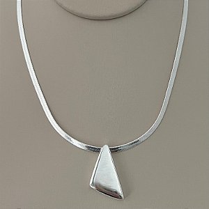 Colar fita com triângulo em chapa em banho de prata silver