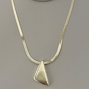 Colar fita com triângulo em chapa em banho de ouro 18k