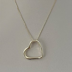 Colar pingente coração vazado em banho de ouro 18k