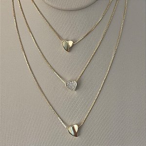 Colar triplo pingentes de corações liso e cravejado em banho de ouro 18k