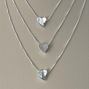 Colar triplo pingentes de corações liso e cravejado em banho de prata silver