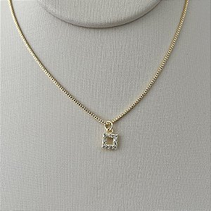 Colar mini quadrado cravejado em banho de ouro 18k
