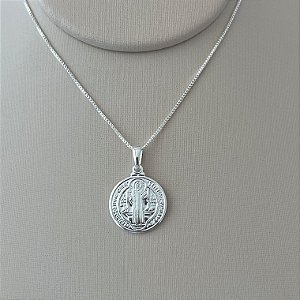 Colar pingente de São Bento em banho de prata silver