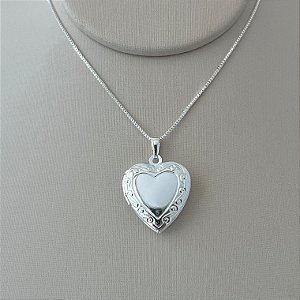 Colar relicário coração liso em banho de prata silver